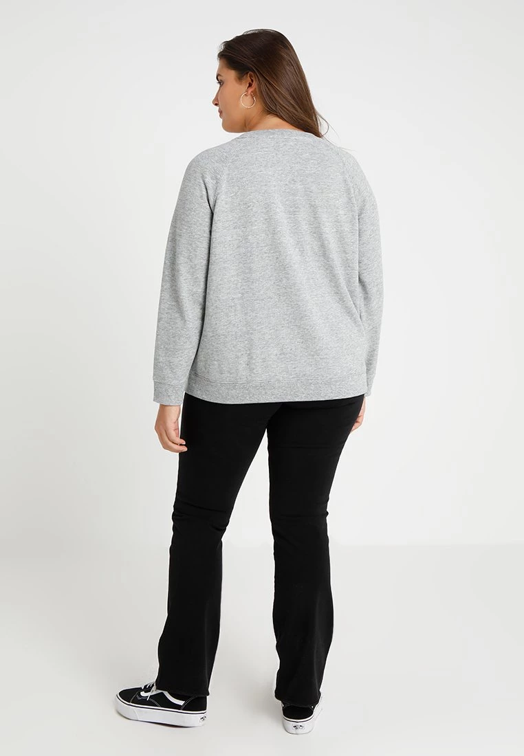 Levi's® Plus PL RELAXED GRAPHIC CREW Sweatshirt Plus Fleece Housemark Smokestack Htr Damen 5 Levi's® Plus PL RELAXED GRAPHIC CREW Sweatshirt Plus Fleece Housemark Smokestack Htr Damen - Image 3